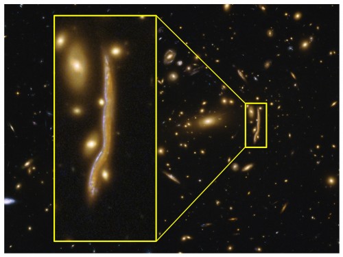 Il “serpente cosmico” è l’immagine multipla di una galassia distante prodotta da un potente effetto di lente gravitazionale. Crediti: Antonio Cava / Università di Ginevra