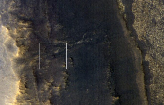 Opportunity, al centro del riquadro, visto dal MRO. Credit NASA