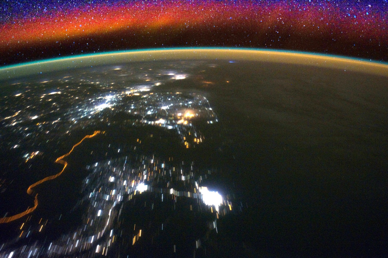 La Terra Vista Dallo Spazio La Nasa Studia L Airglow Astronomia Com