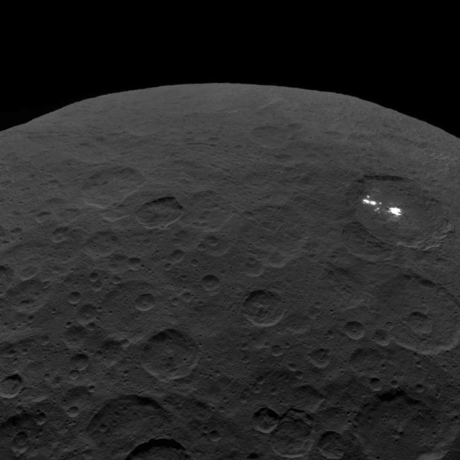 Una delle ultime viste trasmesse dalla sonda NASA: il cratere Occator su Cerere