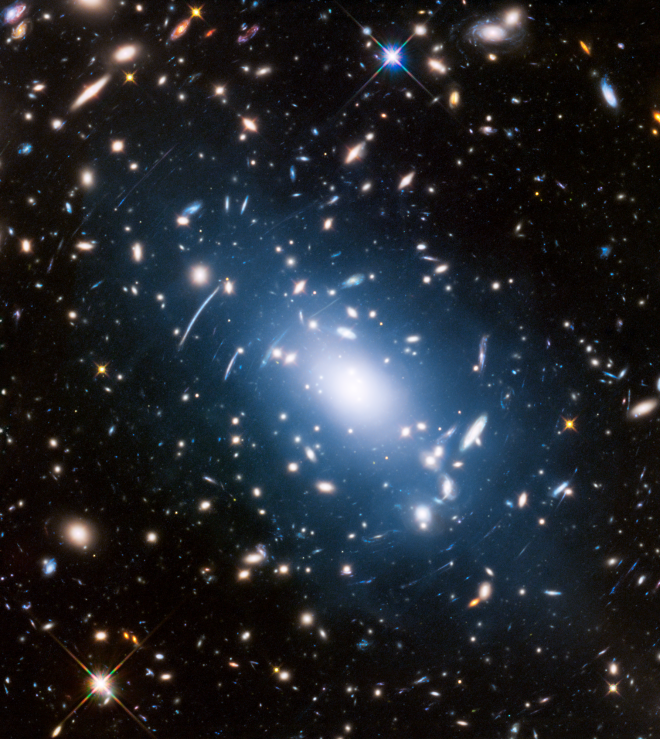 luce intracluster, tra le innumerevoli galassie nel cluster Abell S1063