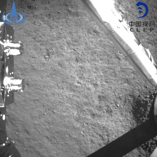 Un'immagine catturata durante il processo di atterraggio della sonda lunare di Chang'e-4 / Foto CNSA