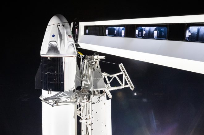 Crew Dragon in cima al suo razzo Falcon 9 sul pad 39A