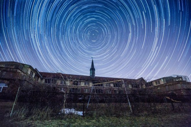 Cammino diurno delle stelle in cielo. Il centro del bersaglio è la stella Polare. Fonte: spazio-tempo-luce-energia.it