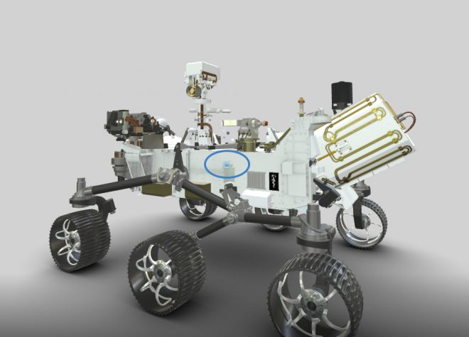 Il microfono EDL, evidenziato in blu, sul lato sinistro del rover.