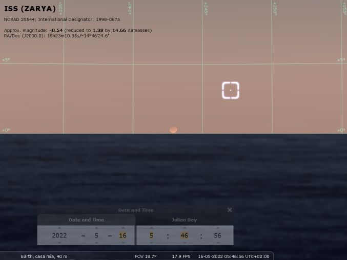 la luna eclissata in prossimità del tramonto, con un ospite
