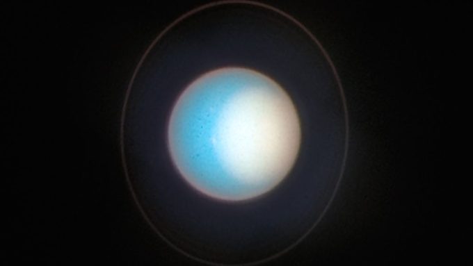 La luminosa calotta polare di Urano, ripresa dal telescopio spaziale Hubble nel 2022.